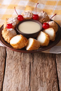 Tatlı Leche frita yoğunlaştırılmış süt ve kiraz closeup ile. Ve