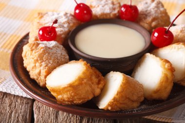 Tatlı Leche frita yoğunlaştırılmış süt ve kiraz closeup ile. Ho