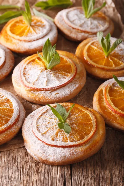 Galletas recién horneadas con naranjas y menta de cerca. Vertical —  Fotos de Stock