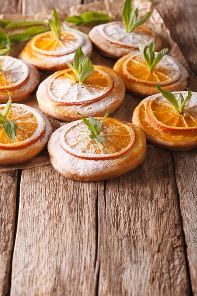 Galletas sabrosas con rodajas de naranja y menta vertical — Foto de Stock