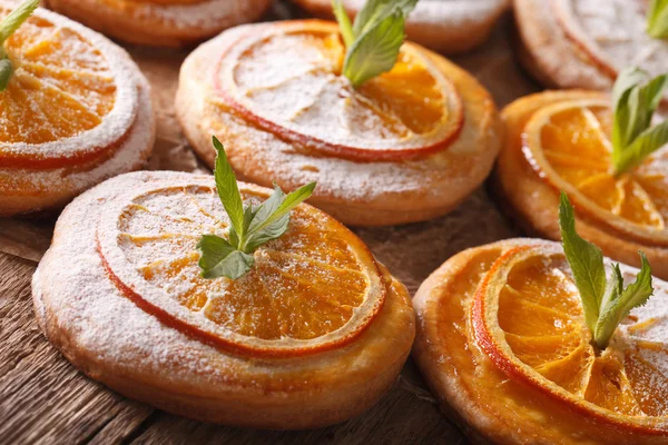 Amandel koekjes met sinaasappel en munt op de tafel. Horizontale — Stockfoto