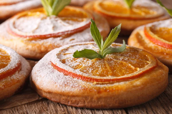 Hembakade kakor med mandel och apelsiner makro. Horisontella — Stockfoto