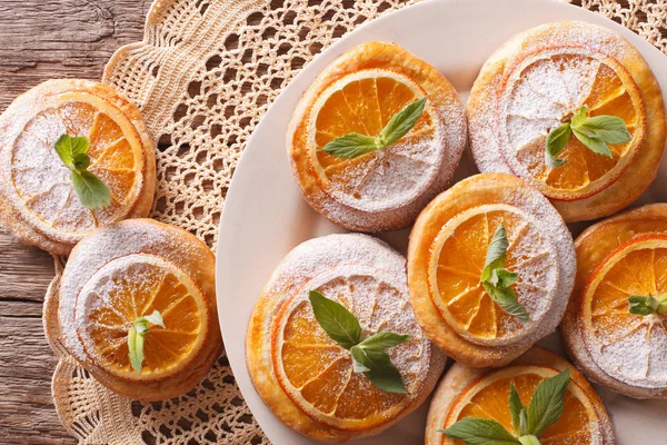 Festive cookies with oranges closeup on a plate. Horizontal top — Stock Photo, Image