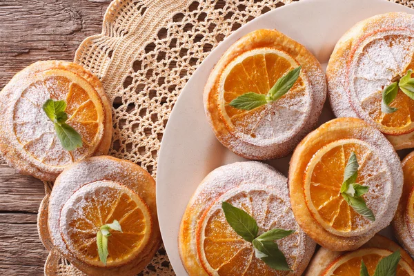 Galletas con almendras y naranjas primer plano en un plato. horizontal — Foto de Stock