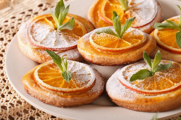 皿の上のオレンジのクローズ アップとお祝いクッキー。水平方向 — ストック写真
