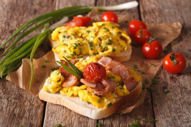 sandviç ile kızarmış yumurta, pastırma ve domates yakın çekim t