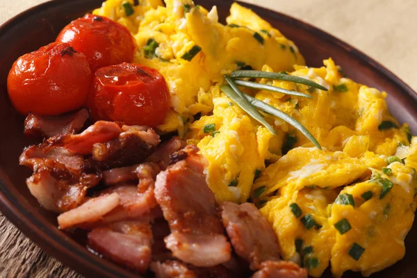 Scrambled eggs with green onions, bacon and tomatoes close-up. h — Stock Photo, Image