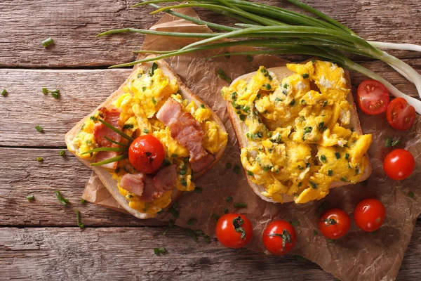 Kanapki z smażone jajka, bekon i pomidory szczegół horizont — Zdjęcie stockowe