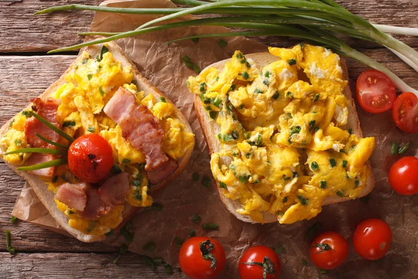 Σάντουιτς με ομελέτα, μπέικον, αυγά και ντομάτες γκρο πλαν. οριζ. — Φωτογραφία Αρχείου
