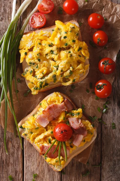Kanapka z jajecznica jajka, bekon i pomidory z bliska. Verti — Zdjęcie stockowe