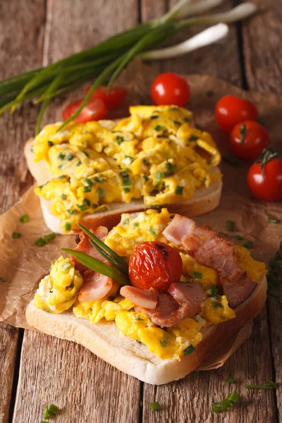 Domowe kanapki z jajecznica, bekon i pomidorów blisko- — Zdjęcie stockowe