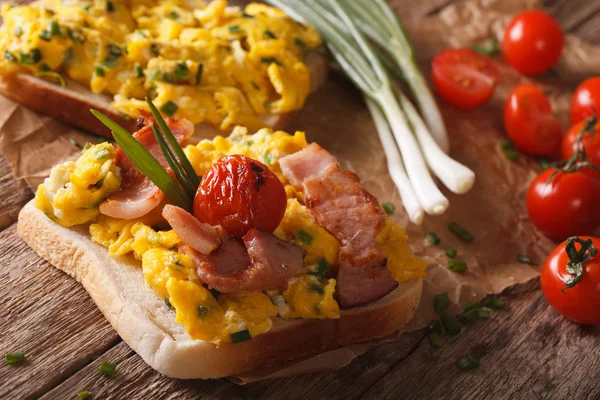Домашний сэндвич с яичницей, беконом и помидорами - — стоковое фото