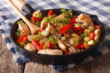 kızarmış tavuk mantar, soğan, biber ile yakın çekim bir tava.