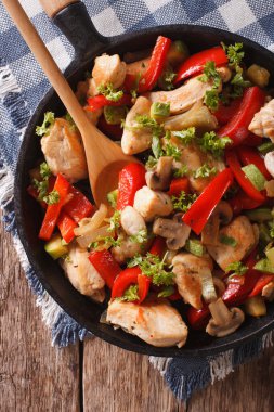 mantar ve pan yakın sebze tavuk göğsü. 