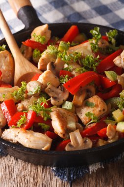 mantar ve pan yakın sebze tavuk göğsü. 