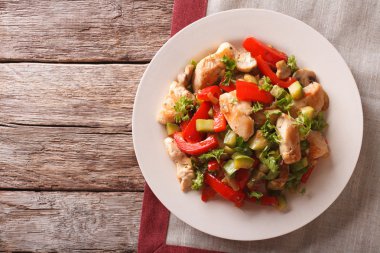 Tavuk sote mantar ve sebze yakın çekim ile. Yatay