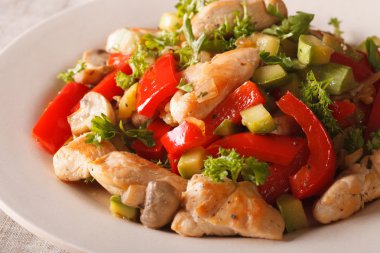 Kızarmış tavuk mantar, biber ve kabak makro ile. horizo