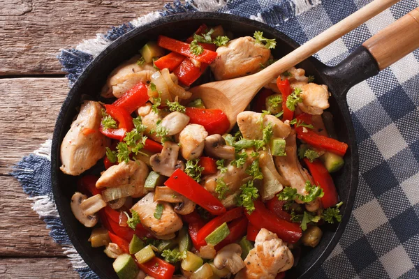 Peito de frango com cogumelos e verduras em uma panela close-up . — Fotografia de Stock
