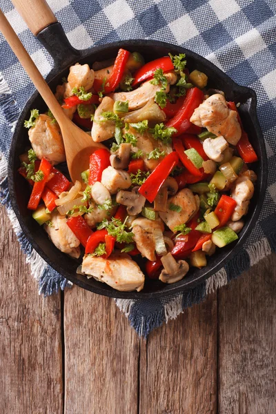 Mexer frango frito com cogumelos, pimentas e abobrinha em uma panela c — Fotografia de Stock