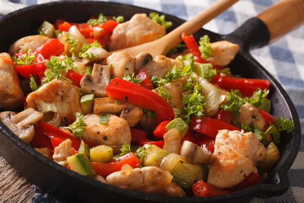 Chinese fried chicken with mushrooms and vegetables in a pan clo — Stock Photo, Image