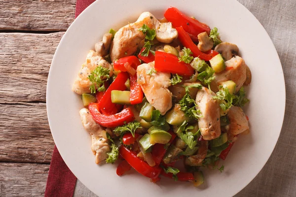 Mantar, biber ve kabak closeu ile kızarmış tavuk göğsü