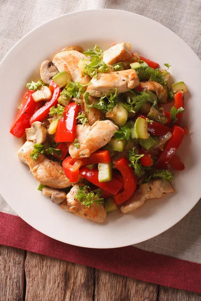 Peito de frango frito com cogumelos, pimentas e abobrinha closeu — Fotografia de Stock