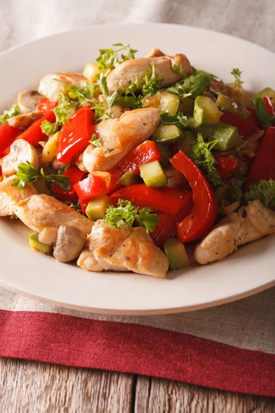 Stek kyckling med svamp och grönsaker närbild. Vertikal — Stockfoto