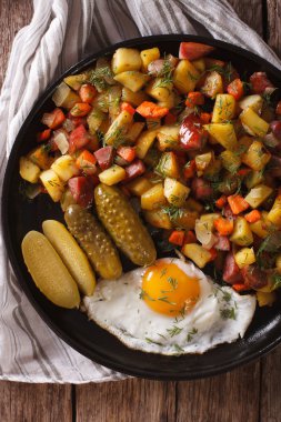Norveç gıda pyttipanne: kızarmış patatesle sosis, yumurta cl