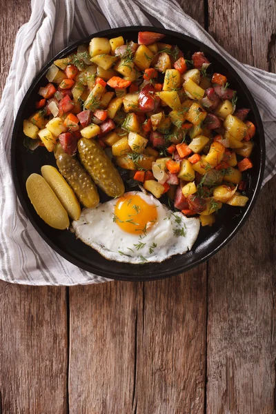 芬兰食品 pyttipannu ︰ 油炸土豆配香肠，鸡蛋和 — 图库照片