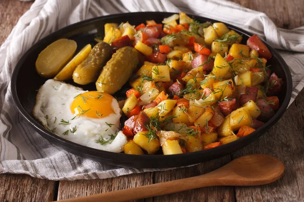Alimentos finlandeses pyttipannu: batatas fritas com salsichas, ovos e — Fotografia de Stock