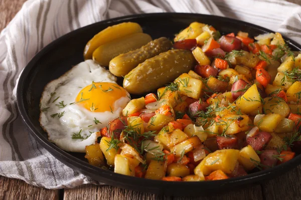 Batatas fritas escandinavas com salsichas, ovos e clos em conserva — Fotografia de Stock