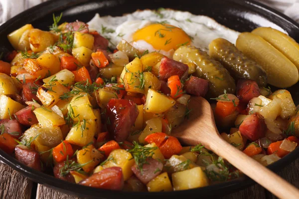 Cozinha sueca: pyttipanna com ovo frito e pepinos em conserva — Fotografia de Stock