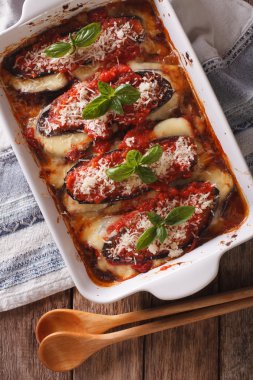Patlıcan Melanzane alla parmigiana pişirme çanağı kapatın. Vert