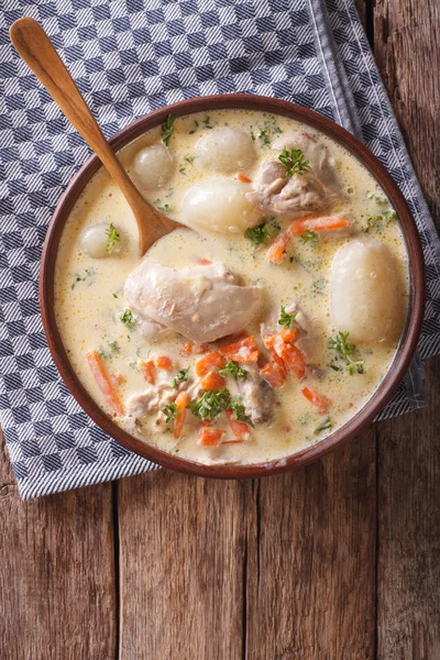 鶏肉と野菜のクリーミーなスープをクローズ アップ。垂直上 v — ストック写真