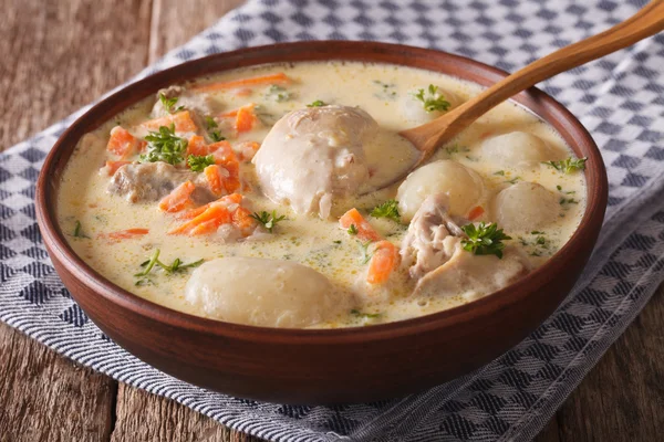 鶏肉と野菜のクリーミーなスープは、ボウルのクローズ アップ。堀 — ストック写真
