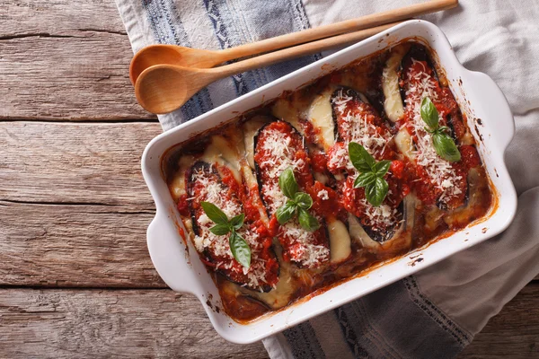 Italian eggplant baked with mozzarella in tomato sauce in baking — Stock Photo, Image