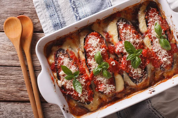 Berenjena Melanzane allá parmigiana cerrar en bandeja para hornear. Hori. —  Fotos de Stock