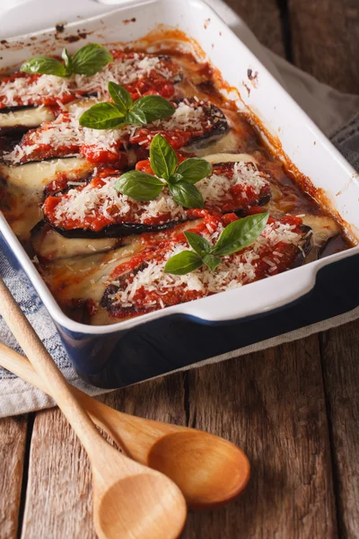 Italian eggplant Melanzane alla parmigiana close up in baking di — Stock Photo, Image