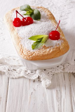 Kiraz ile hassas Avusturyalı tatlı Salzburger Nockerln ve 