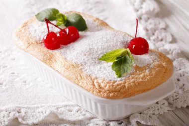 Hassas kiraz sufle pişirme çanağı kapatın. Yatay