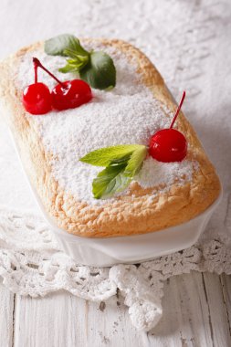 Avusturyalı tatlı Salzburger Nockerln kiraz ile kapatın. ver