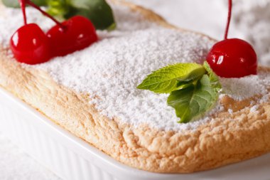 Lezzetli Avusturya tatlı Salzburger Nockerln kiraz ve min ile