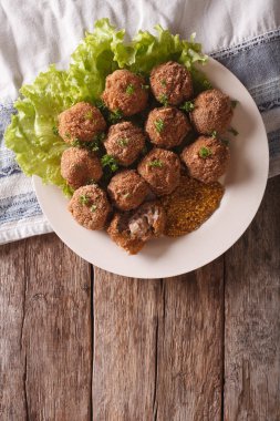 Hollandalı et kroket Bitterballen ve hardal kapatın. vertica