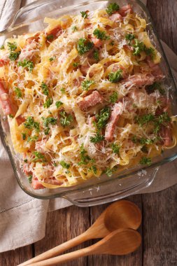 Avusturya mutfağı: yemek pişirme Schinkenfleckerln makro. vertic