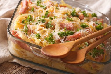 Avusturya mutfağı: noodles pişmiş jambon ve peynir yakın çekim ile. Ho