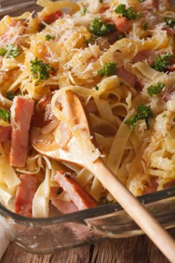 Avusturya mutfağı: yemek pişirme Schinkenfleckerln makro. vertic