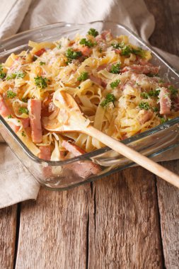 Avusturya mutfağı: noodles pişmiş jambon ve peynir yakın çekim ile. ve