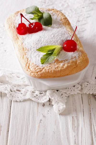 Kiraz ile hassas Avusturyalı tatlı Salzburger Nockerln ve 