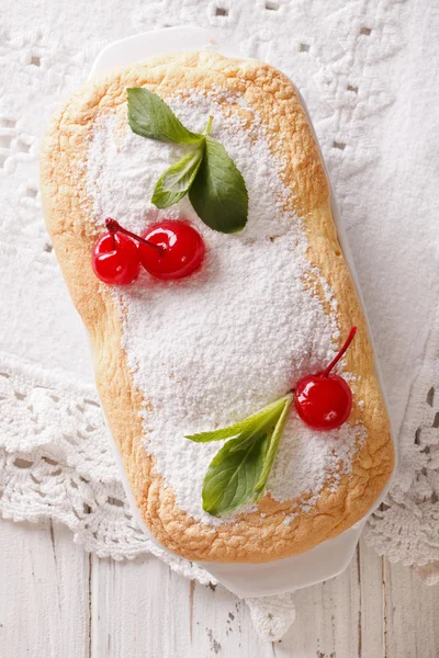 Avusturyalı tatlı Salzburger Nockerln kiraz ile kapatın. ver