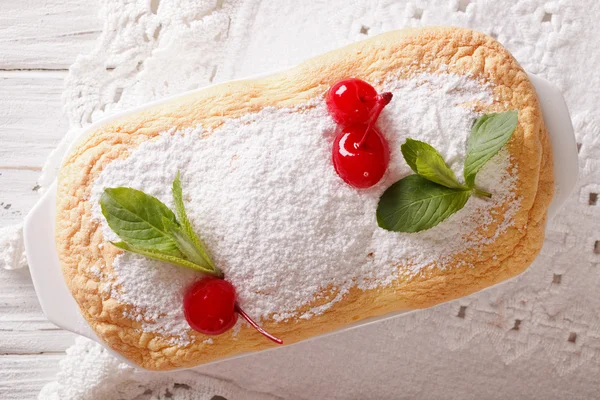 Postre austriaco Salzburger Nockerln con cerezas de cerca. Hor. — Foto de Stock